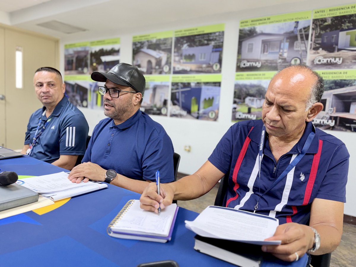 AcueductosPR's tweet photo. #AAAEnCamuy | Hoy, sábado, participamos en una reunión de seguimiento sobre el estatus de la estación de bombas sanitaria de la urbanización Las Veredas en el Municipio de #Camuy.

✅ El subdirector de la #RegiónNorte, Javier Cruz Fonseca, junto al alcalde, Hon. Gabriel “Gaby” Hernández, orientó a los residentes de la comunidad sobre las próximas etapas que deben seguir para mejorar y reiniciar la operación de la estación de bombas que sirve a esta comunidad.