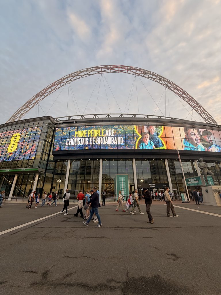Usmxnn_'s tweet photo. Wembley i am inside you https://t.co/9bFPWFHThK