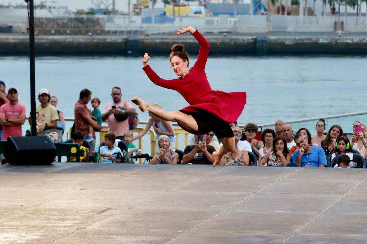 LPATemudas's tweet photo. #30TEMUDAS | LA CRISIS DE LA IMAGINACIÓN
🎈 Imaginar también es una forma de atreverse a volar.
Circo contemporáneo, danza y marionetas nos llevaron a un mundo onírico, entre lo fantástico, lo tragicómico y lo imposible, con la imaginación de Cía. Rauxa
#islascanarias https://t.co/PbAnEtTVl6