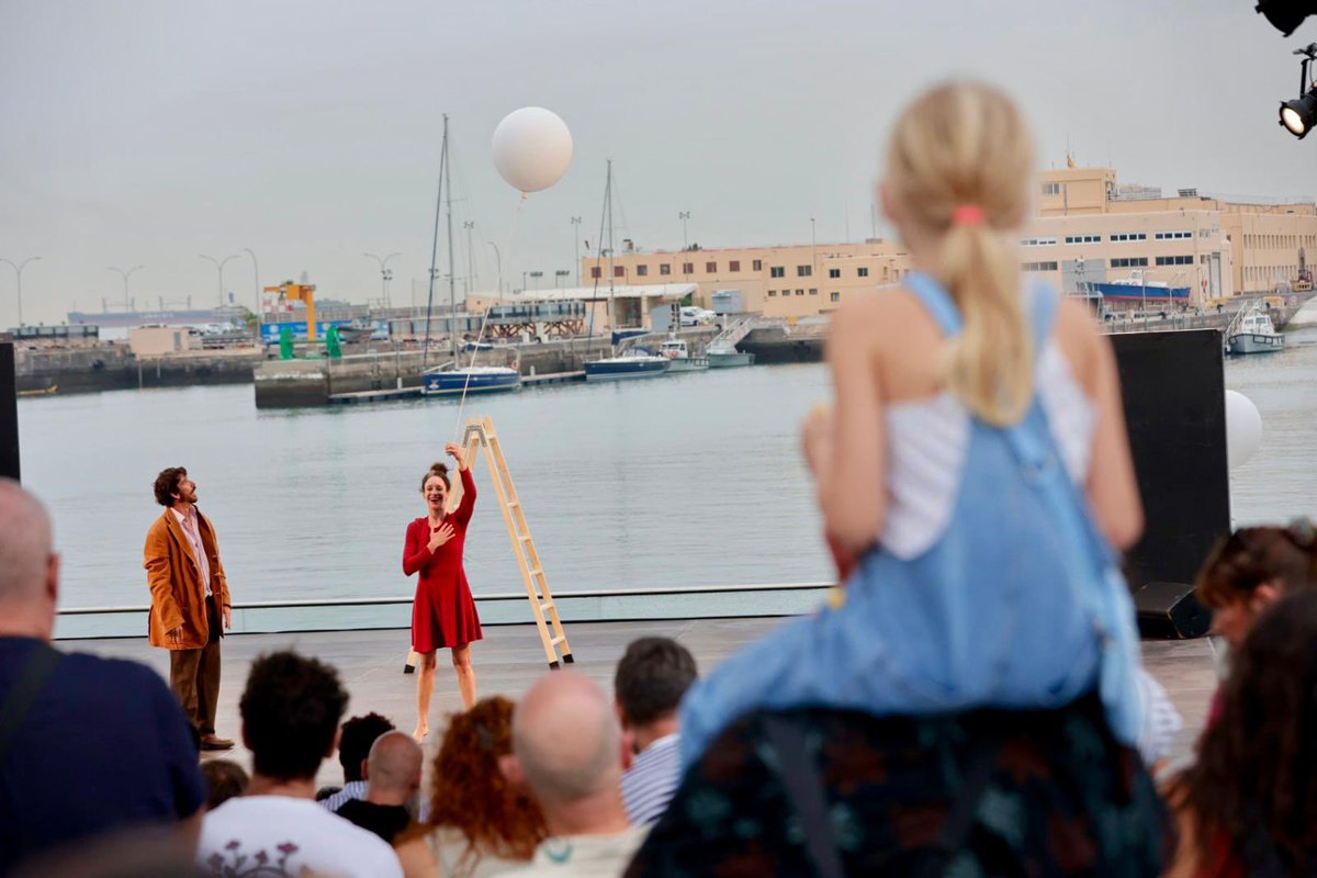 LPATemudas's tweet photo. #30TEMUDAS | LA CRISIS DE LA IMAGINACIÓN
🎈 Imaginar también es una forma de atreverse a volar.
Circo contemporáneo, danza y marionetas nos llevaron a un mundo onírico, entre lo fantástico, lo tragicómico y lo imposible, con la imaginación de Cía. Rauxa
#islascanarias https://t.co/PbAnEtTVl6