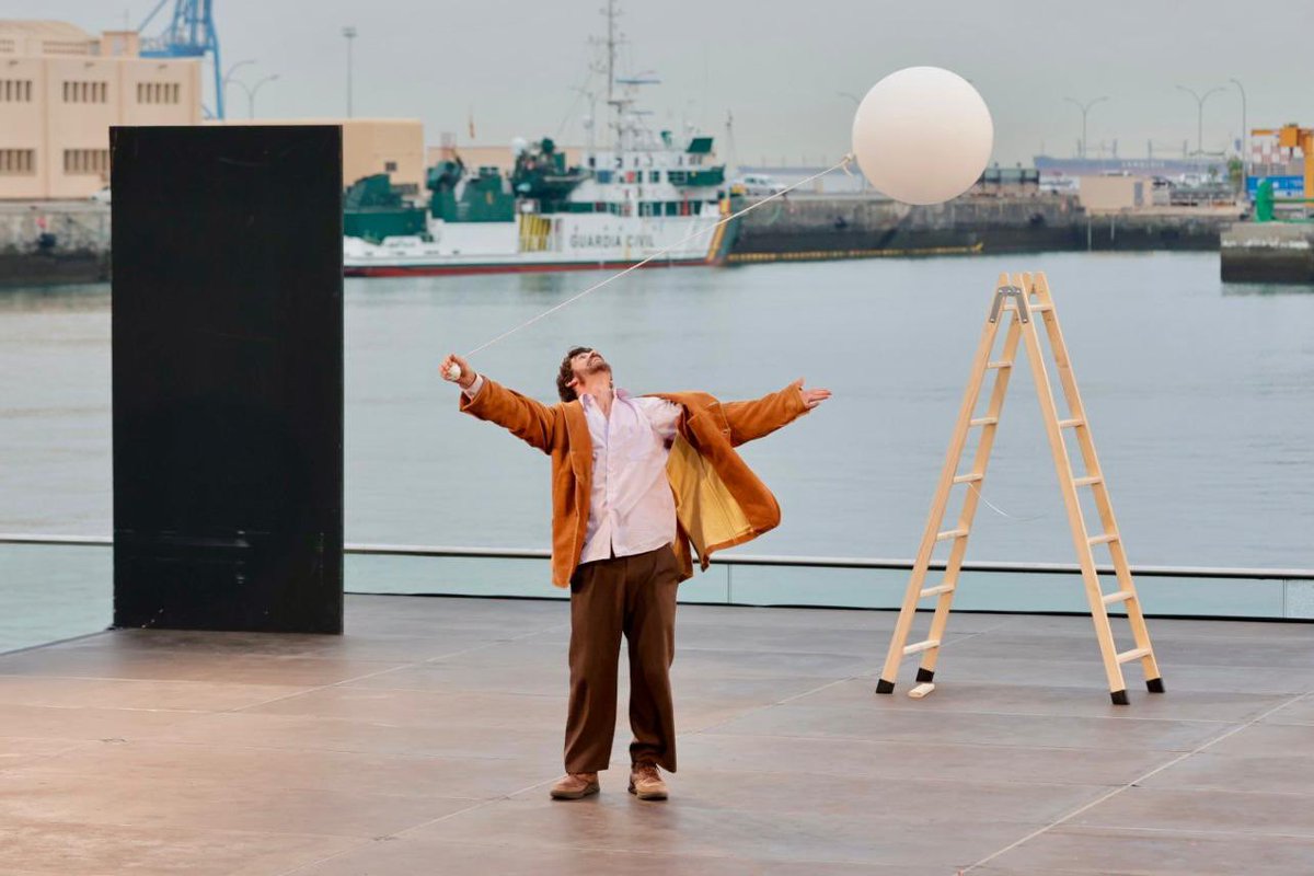 LPATemudas's tweet photo. #30TEMUDAS | LA CRISIS DE LA IMAGINACIÓN
🎈 Imaginar también es una forma de atreverse a volar.
Circo contemporáneo, danza y marionetas nos llevaron a un mundo onírico, entre lo fantástico, lo tragicómico y lo imposible, con la imaginación de Cía. Rauxa
#islascanarias https://t.co/PbAnEtTVl6