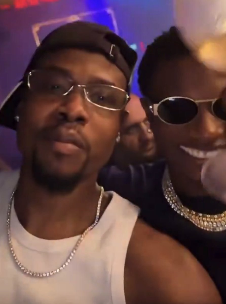 mummyk01's tweet photo. Yhemolee chilling with wizkid.

Hmm!  He must be really rich to be in same club with wizkid. https://t.co/K6AJJ6aNCP