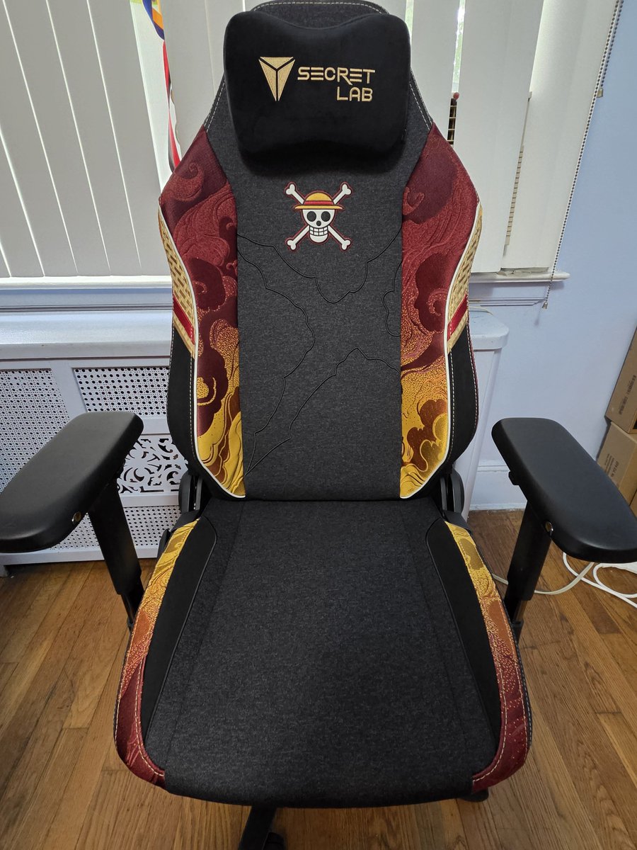 CrashingPikachu's tweet photo. #Secretlab The Luffy Chair design looks sick. I love that there is writing along the sides. https://t.co/CIFaWL9IVt