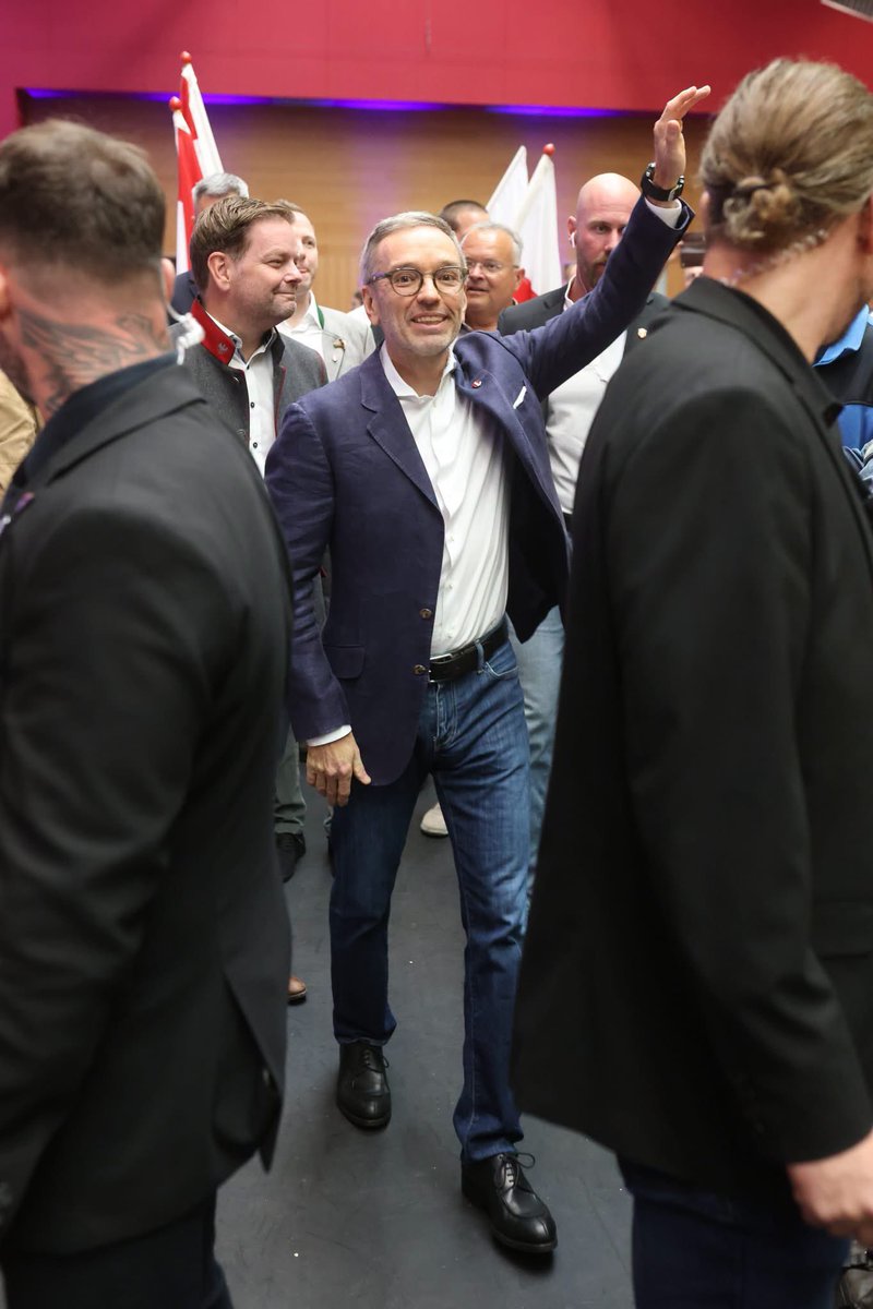 FPOE_TV's tweet photo. Was für ein Auftakt unserer „Wir sind für euch“-Tour! 🇦🇹

Heute sind wir in Osttirol gestartet – und die Stimmung war einfach phänomenal. Unzählige tolle Eindrücke und viele persönliche Begegnungen. Das alles gibt uns Kraft für den politischen Herbst.

Immer mehr Österreicher haben das Agieren der Verlierer-Ampel satt und leiden unter der Politik dieser Chaostruppe. Gleichzeitig spüren wir großen Zuspruch für den konsequenten Weg der FPÖ. Das war auch beim heutigen Tourstart deutlich zu merken.

Hier gibt es die ersten Eindrücke aus Osttirol. 🇦🇹