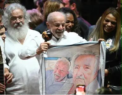 MPP609's tweet photo. Esta semana Lula levantó esta bandera en un acto: él y Pepe❤️. No hace falta explicar más.

Desde Uruguay, este rincón del sur, estamos con Lula siempre! https://t.co/C0ckwbf5pj