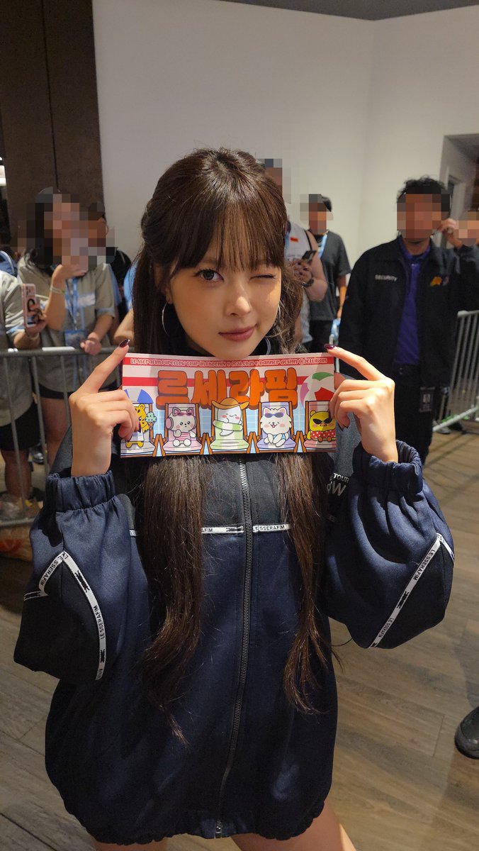 eunfims's tweet photo. guys eunchae really is a so smiley irl like thats smiley potato fr π₯Ήπ₯Ή and she took the time to read the other side of the banner too wehhhhh
#PUREFLOW_IN_PHOENIX
#LE_SSERAFIM #PUREFLOW https://t.co/abgrsCStL9