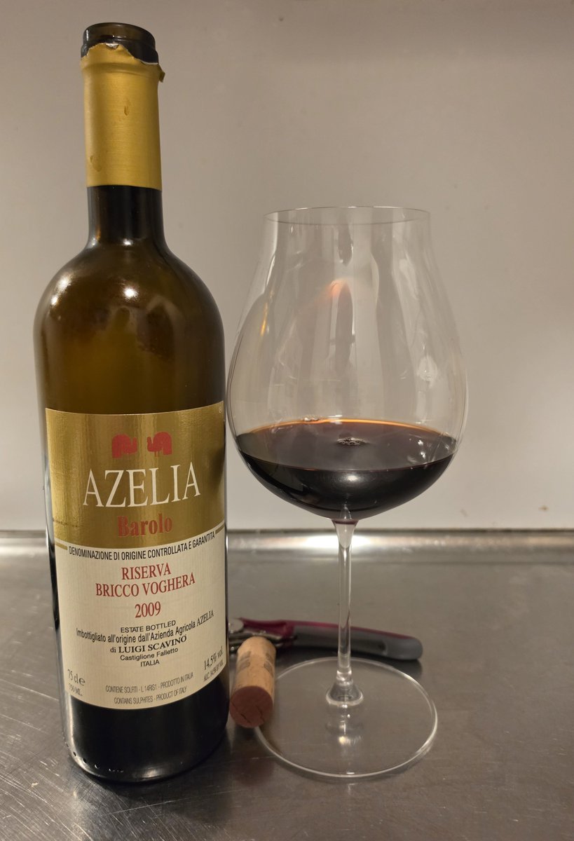 pensionspengar's tweet photo. Älgfilé ikväll, tender as hell! Sköljs ner med Azelias topp Barolo, Bricco Voghera 2009. Blir nog inte så mycket bättre än faktiskt, underbar kraft och smak. SB har 2013 för 1999 kr så inget vardagsvin direkt
#Persvintips
https://t.co/P10z9GPr3L https://t.co/JynnBoOsKF