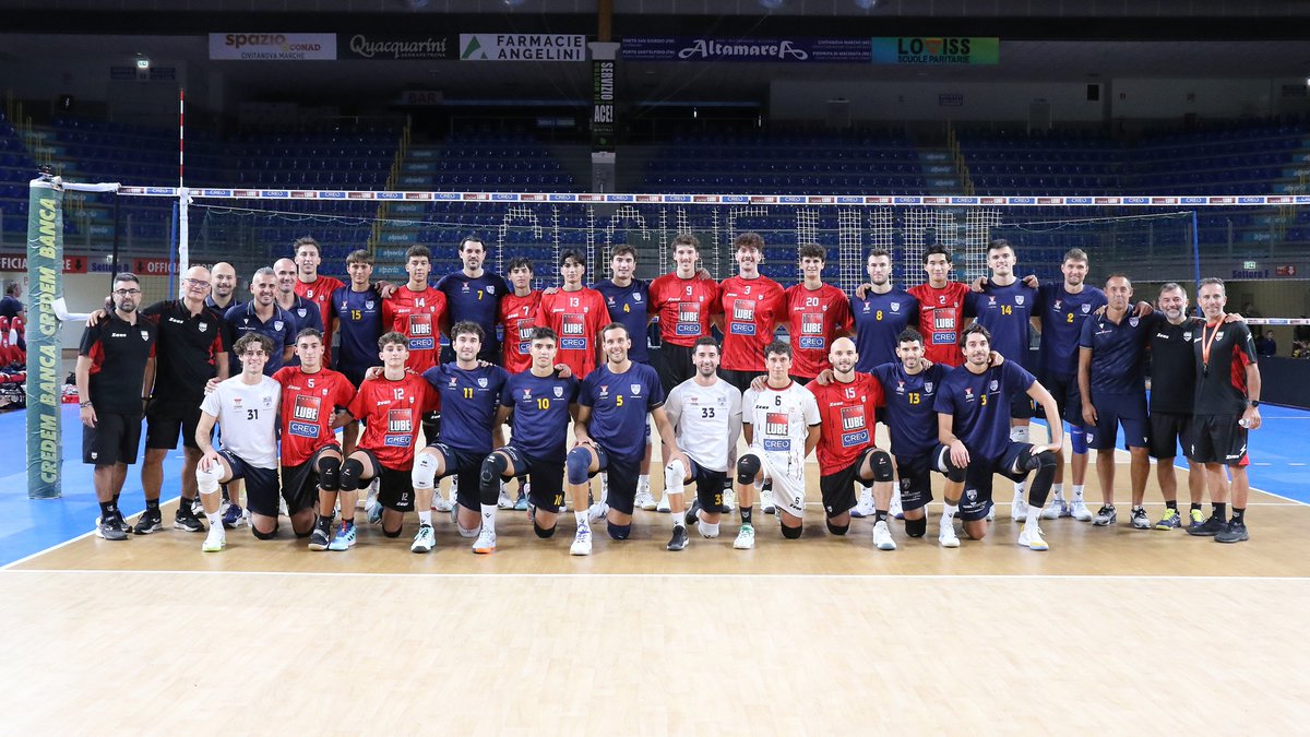 VolleyLube's tweet photo. 🏐 Tanti applausi al Palas per il derby di casa Stankovic nel test tra Lube Volley e Yuasa Battery Grottazzolina
#esserelube #cucinelube #creokitchens
https://t.co/EIPv5hR8n5 https://t.co/KMhGaSAHEH