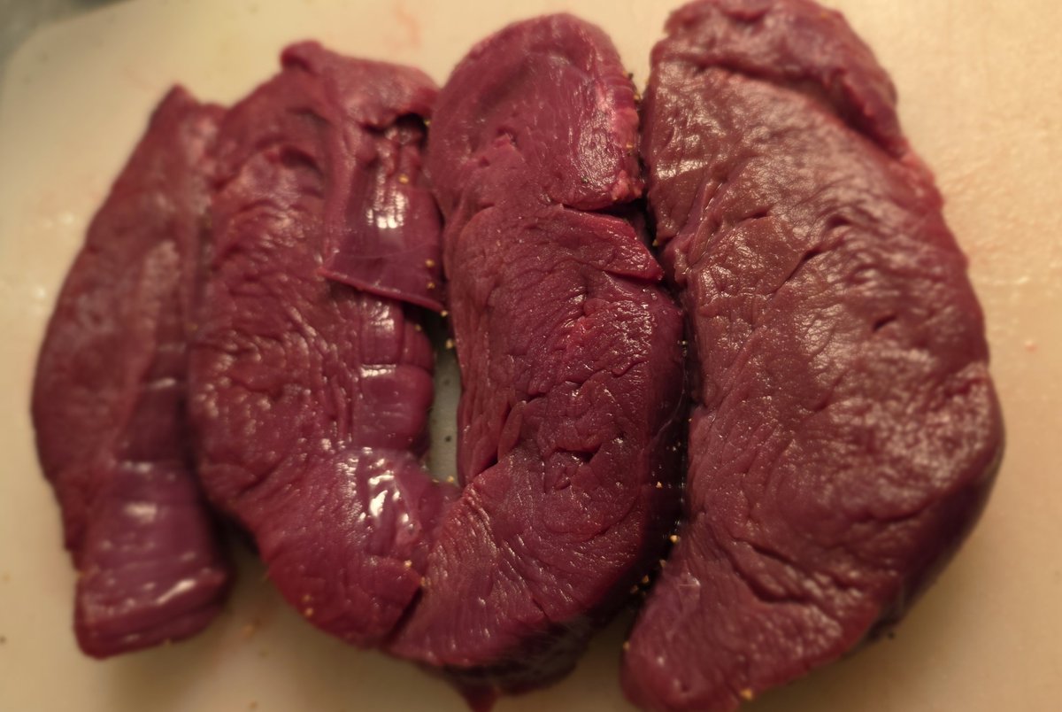 pensionspengar's tweet photo. Älgfilé ikväll, tender as hell! Sköljs ner med Azelias topp Barolo, Bricco Voghera 2009. Blir nog inte så mycket bättre än faktiskt, underbar kraft och smak. SB har 2013 för 1999 kr så inget vardagsvin direkt
#Persvintips
https://t.co/P10z9GPr3L https://t.co/JynnBoOsKF