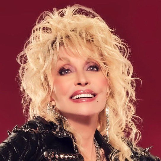 PopCraveFR's tweet photo. Reba McEntire a révélé à ET avoir manqué un appel de Dolly Parton, sans jamais réussir à la joindre avant son décès : « Elle m’a bien appelée fin juillet, mais j’étais en réunion et j’ai manqué son appel. J’ai essayé de la recontacter, mais je n’ai jamais réussi à la joindre. » https://t.co/aXdxcjUtqu