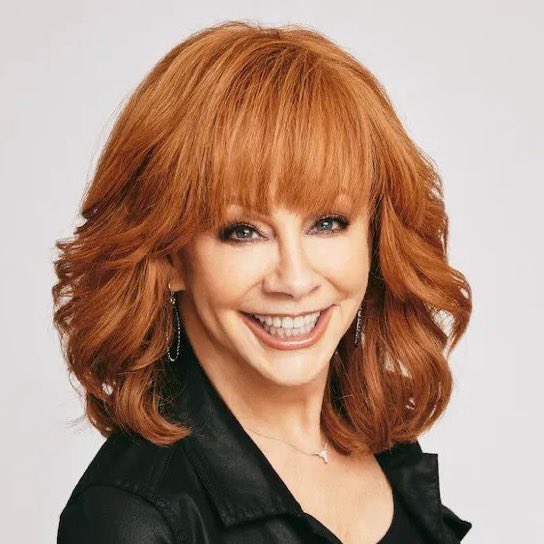 PopCraveFR's tweet photo. Reba McEntire a révélé à ET avoir manqué un appel de Dolly Parton, sans jamais réussir à la joindre avant son décès : « Elle m’a bien appelée fin juillet, mais j’étais en réunion et j’ai manqué son appel. J’ai essayé de la recontacter, mais je n’ai jamais réussi à la joindre. » https://t.co/aXdxcjUtqu