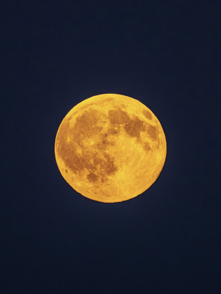 nichkow's tweet photo. Oblaci su odbili da sarađuju 🌝🌕 https://t.co/GeUOs75L5l