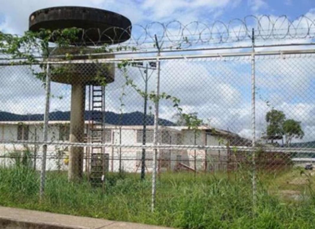 oveprisiones's tweet photo. Un presunto motín se registró el día de ayer en el Centro Penitenciario de Occidente (CPO), conocido como la cárcel de Santa Ana, en el estado #Táchira.

Según denunciaron al equipo de @oveprisiones, al momento del pase de la paquetería, supuestamente unos funcionarios maltrataron a los familiares de los privados de libertad, situación que habría molestado a los internos, quienes decidieron alzar sus voces para reclamar por los malos tratos.

Dentro del recinto se generó un hecho violento que dejó a varios privados de libertad heridos. Sobre lo sucedido existe bastante hermetismo por parte del Ministerio de Servicios Penitenciarios, que no se ha pronunciado.

Los familiares de los presos están bastante angustiados, pues saben que en Santa Ana se está esperando la presencia del Grupo de Respuesta Inmediata y Custodia (GRIC) del Ministerio y temen que esto pueda empeorar la situación.

Desde @oveprisiones instamos a la Defensoría del Pueblo a que se dirija al penal para verificar lo sucedido y escuche a los familiares. Asimismo, exigimos al Ministerio de Servicios Penitenciarios que informe sobre el presunto motín y publique una lista con las personas que resultaron lesionadas.

Desde nuestra organización estamos verificando la información y nos mantendremos vigilantes ante cualquier irregularidad que pudiera ocurrir para denunciar ante las instancias internacionales cualquier vulneración de los derechos de las personas privadas de libertad.