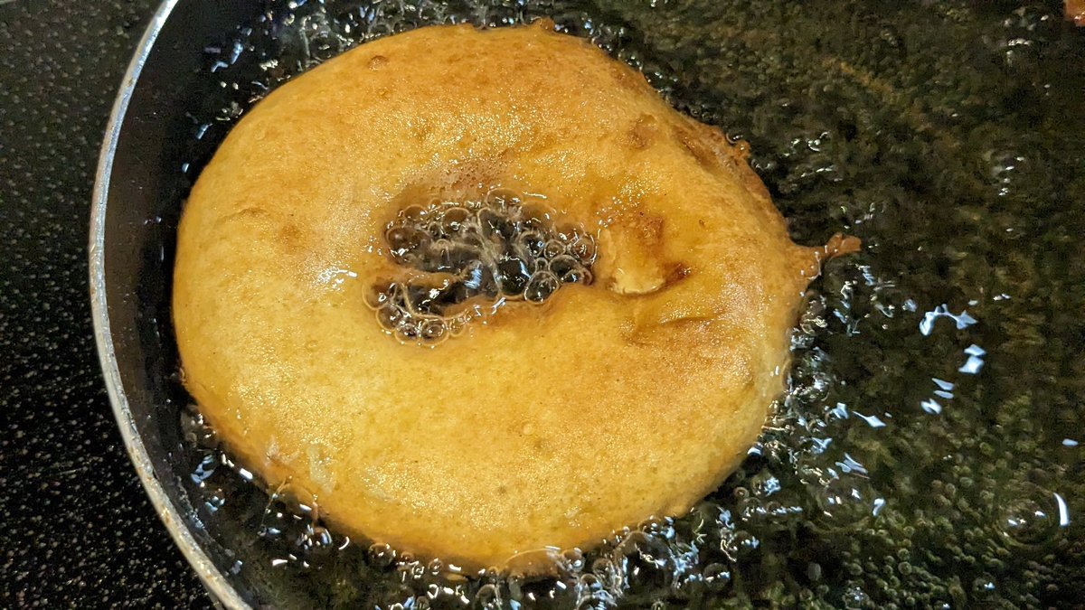 kita0244's tweet photo. この旬の時期にぜひやってみて欲しいんですが、輪切りにしたリンゴにホットケーキの生地を絡め、160℃でキツネ色になるまで揚げると超簡単にアップルドーナツが作れます🍎
仕上げにシナモンとメープルシロップをたっぷりかけるとマジで罪深い味わい🤤
種のくり抜く時はペットボトルの蓋が便利です👍 https://t.co/iwTBkU163Z