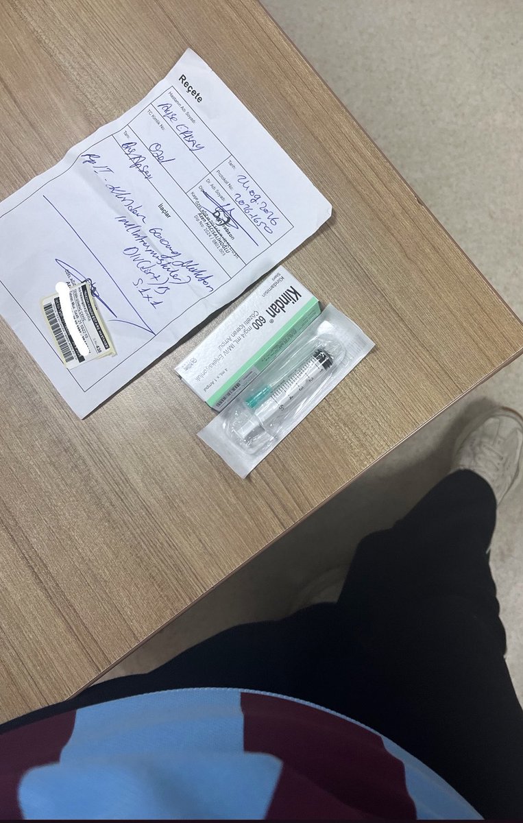 yabreesya's tweet photo. Kaşüstü acil hemşireleriyle kanka olduk. Dün akşamki kadın senin iğneler bitmemiş miydi diye sordu biraz muhabbet ettik. Bu akşamki abi de normalde ilacı biraz hızlı veriyordu hep dedim abi senin elin biraz ağır da ilacı azıcık yavaş versen olur mu? Sağ olsun kırmadı beni 😅 https://t.co/XJAd5WjIKD