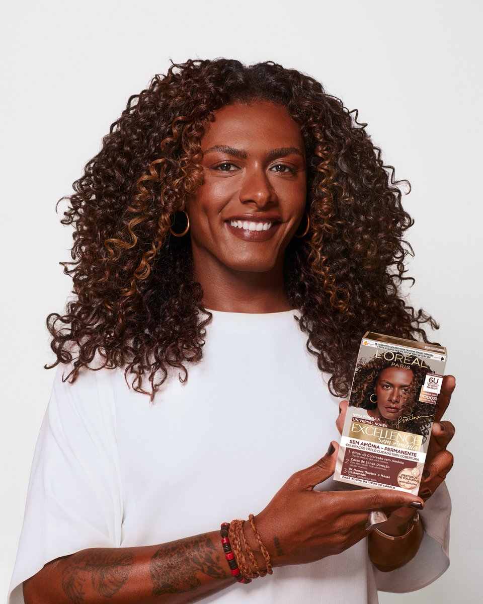africanize_'s tweet photo. QUE MOMENTO! 🥹❤️ Liniker agora tem uma cor para chamar de sua! A L’Oréal Paris transformou a tonalidade 6U de Excellence Nudes em “Veludo Marrom”, numa edição especial que celebra os 10 anos de carreira da artista. A homenagem faz de Liniker a primeira embaixadora brasileira a aparecer na embalagem da linha.
