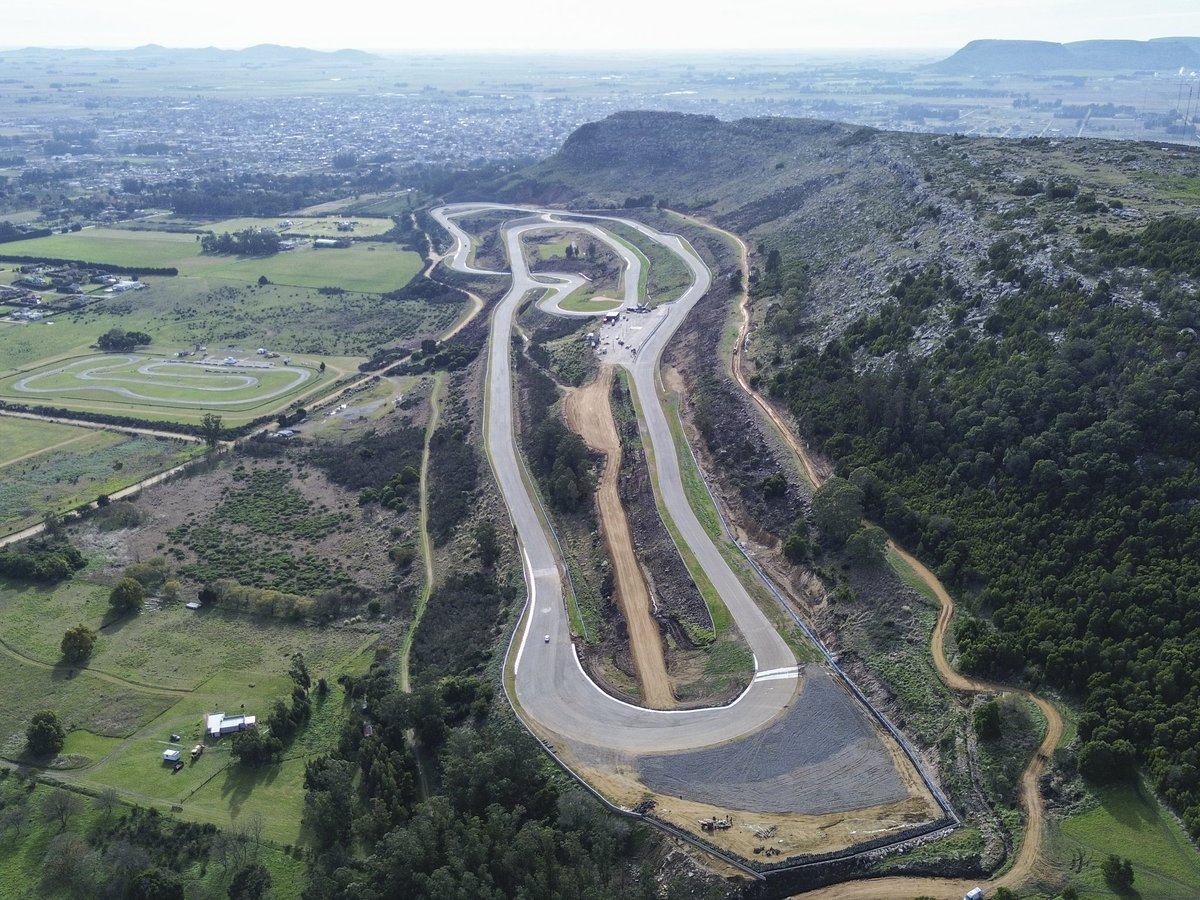 maxi_ezequiel's tweet photo. Qué locura volver a disfrutar de una carrera en Balcarce. Circuito increíble y recontra exigente ♥️
Gracias al gobierno de PBA, al intendente de Balcarce y a la @actcargentina por revivir éste autódromo tan emblemático
#TCPickUp https://t.co/fN9Bhe4Bk4