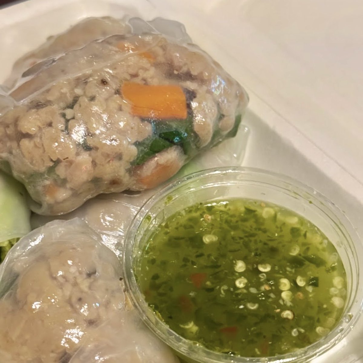 kariblueu's tweet photo. ในกรุงเทพเจอร้านนี้ พอจะแทนกันได้มั้ยนะ ชิ้นละ 10-20฿ กุ้งตัวใหญ่ สะอาด มีหลายไส้ ขายอยู่ที่ตลาดลุงเพิ่มหลังการบินไทย น่ากินมาก https://t.co/jCJcV8p7Vx
