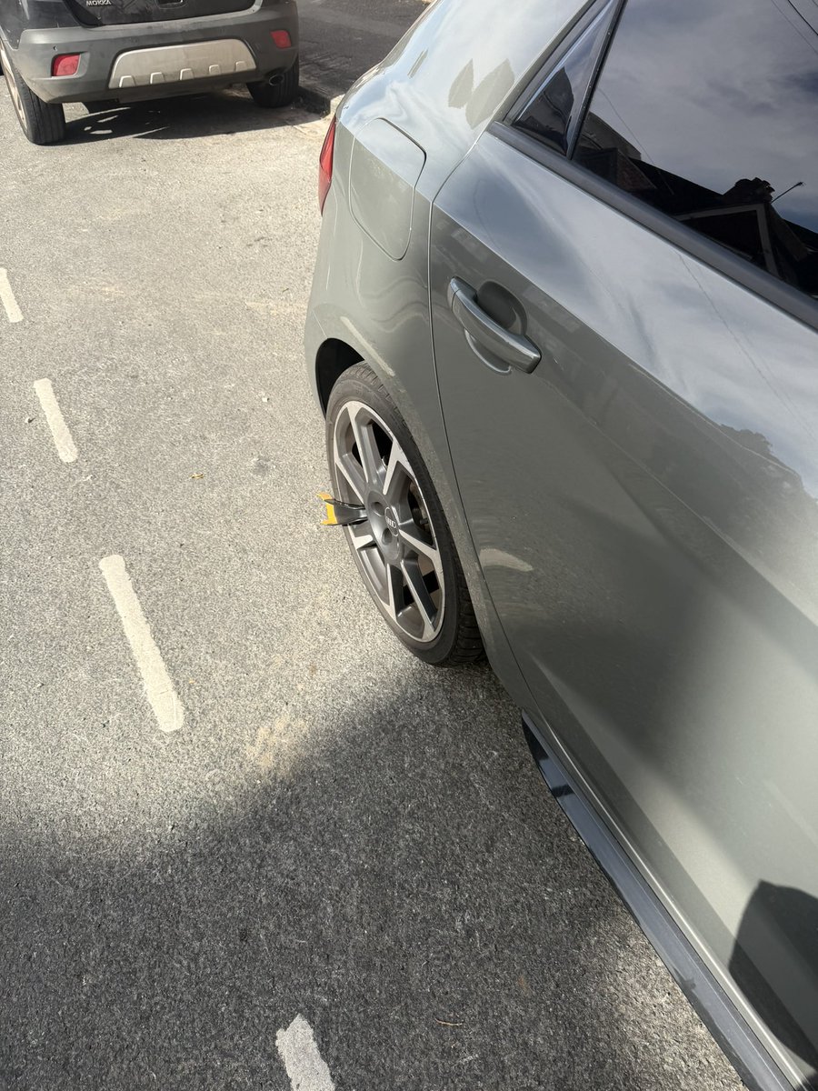 daisyxdiamond's tweet photo. ⚠️CAR CLAMPED⚠️ NAUGHTY GODDESS⚠️⚠️ this dom doesn’t play by the rules…. Who’s paying for the privilege. Reimburse me, life shouldn’t be inconvenient to me🐖 #femdom #findom #piggys #subs https://t.co/5SluAxodsc