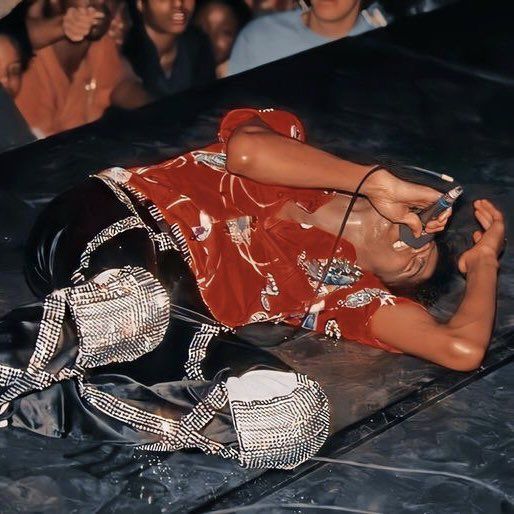 buckymfbarnes's tweet photo. he was so dramatic during the triumph tour https://t.co/asXbJjhaKg