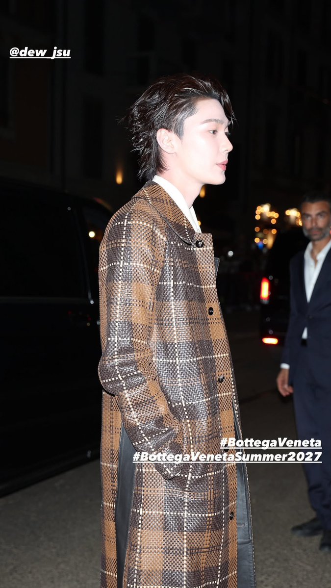 teevithe's tweet photo. h—HAHHHHH????!!!! INI DEW BENERAN DEW KAH
SUMPAH UNREAL BANGETTT VISUALNYA😳😳

DEW X BOTTEGA VENETA MFWSS27
#BottegaVeneta 
#BottegaVenetaXDew
#BottegaVenetaSummer2027 https://t.co/fhhZrXlEoj