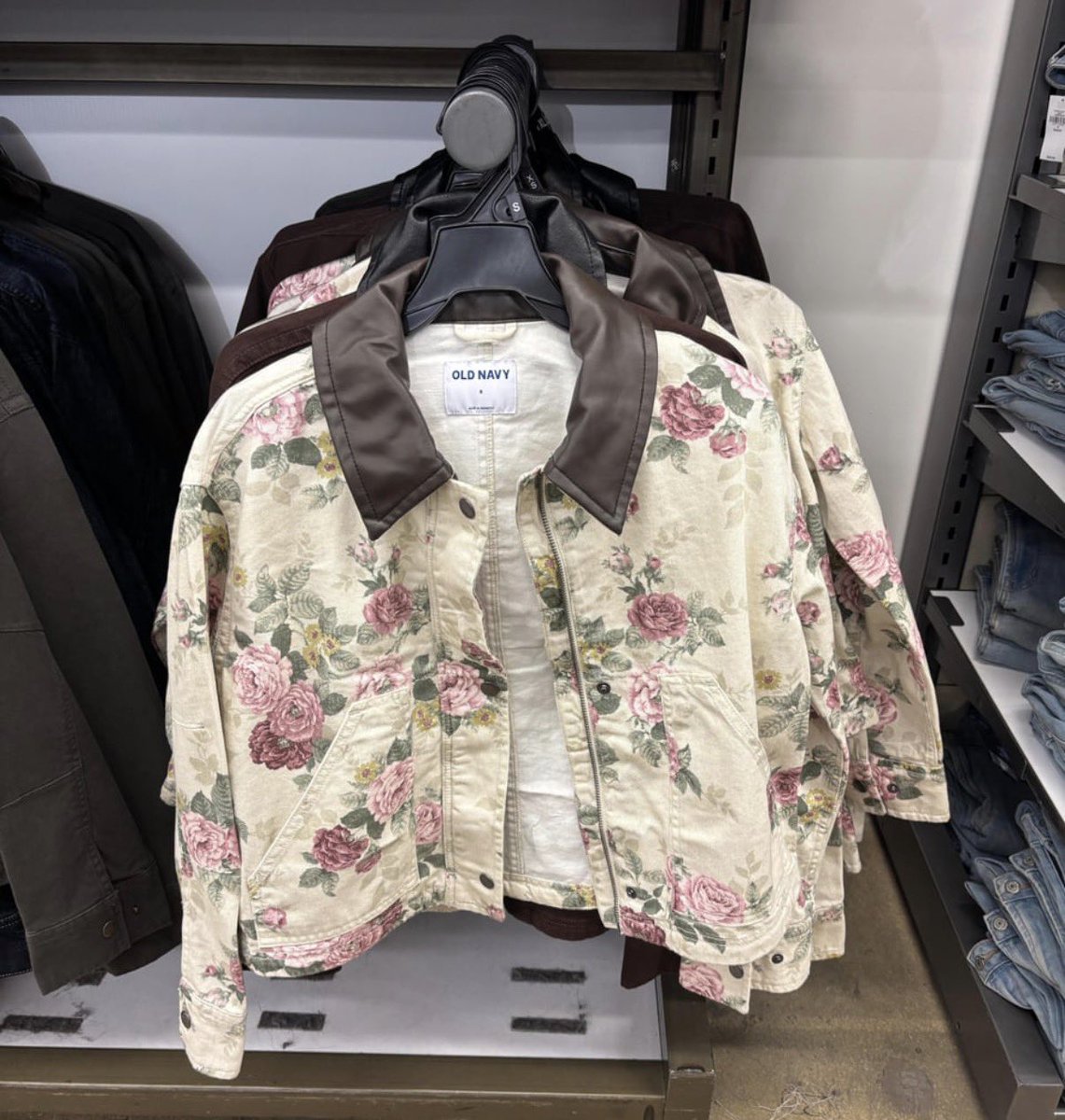 peonysummers's tweet photo. “are you wearing the—”

“Clare Devlin ‘I’ve lost my bookmark’ jacket? yeah, I am” https://t.co/K8OrTNfxNQ