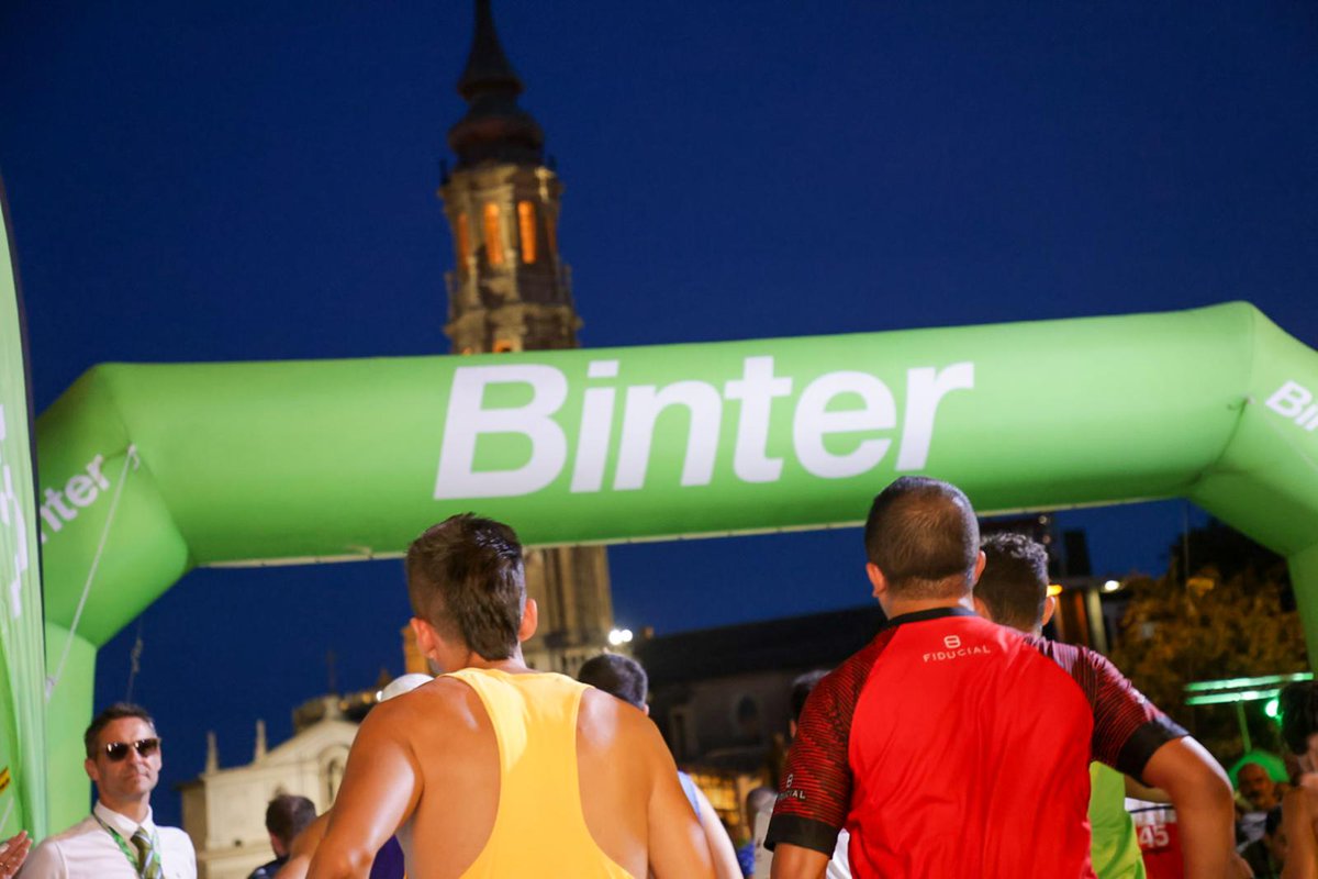 BinterNightRun's tweet photo. 👟🏃🏻‍➡️🏃🏻‍♀️‍➡️✈️ Salida de la distancia 10K de la Binter NightRun Zaragoza by Heraldo.

#BinterNightRun #binter #heraldo #Zaragoza #carreranocturna #batucada #musica #running #runners https://t.co/Idh041F3rX