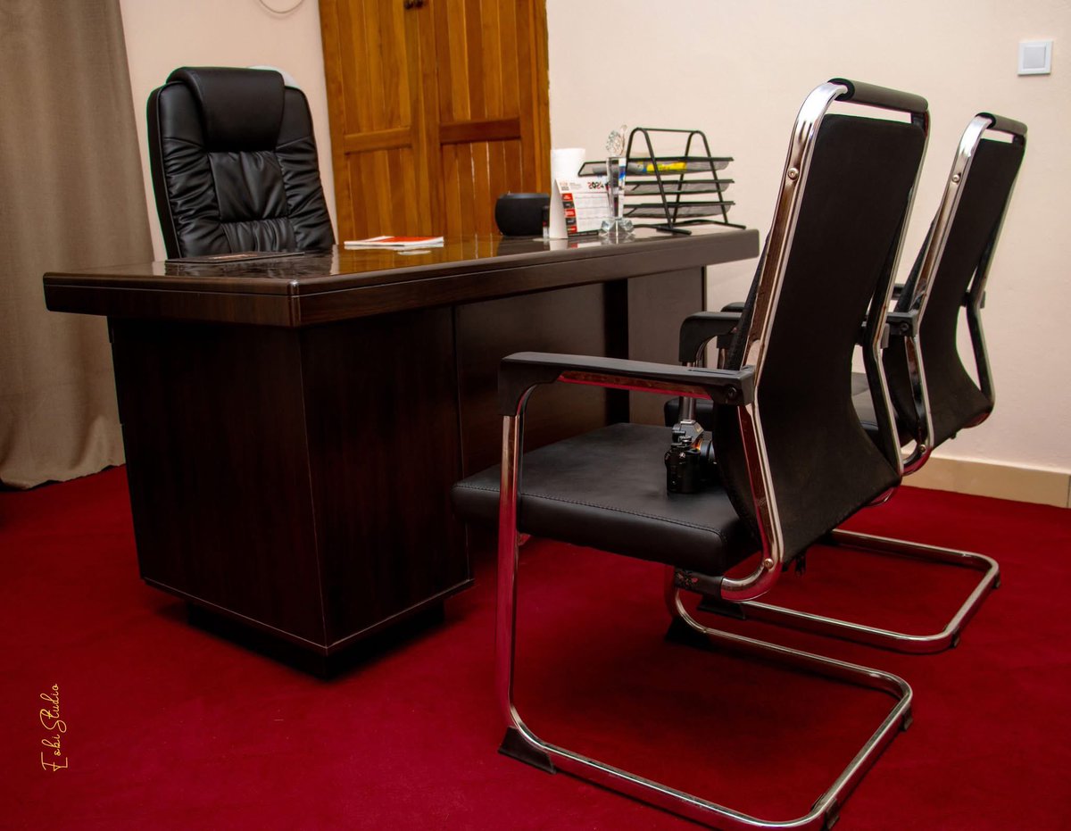 tinasongu3's tweet photo. Je pense que la simplicité me convient mieux.
Le fauteuil sur la 1ere image m’a traumatisé. Ma nuque m’a supplié de m’en débarrasser, lol.
La table m’a saoulé…
#EnBref, j’aime mon nouvel espace❤️, aéré et épuré, je réfléchirai mieux…avec en fond 1e musique apaisante. https://t.co/a54bgr8zSk