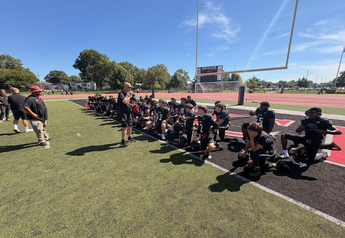 LJBronchoFB's tweet photo. Clean sweep this weekend for @LJBronchoFB

Varsity 76-0 over Anderson. 
JV 35-7 over Cathedral. 
9th 30-6 over Perry Meridian.  

Go Bronchos!  @JeffAthletics @LSClafayette https://t.co/nLU9KfLRn5