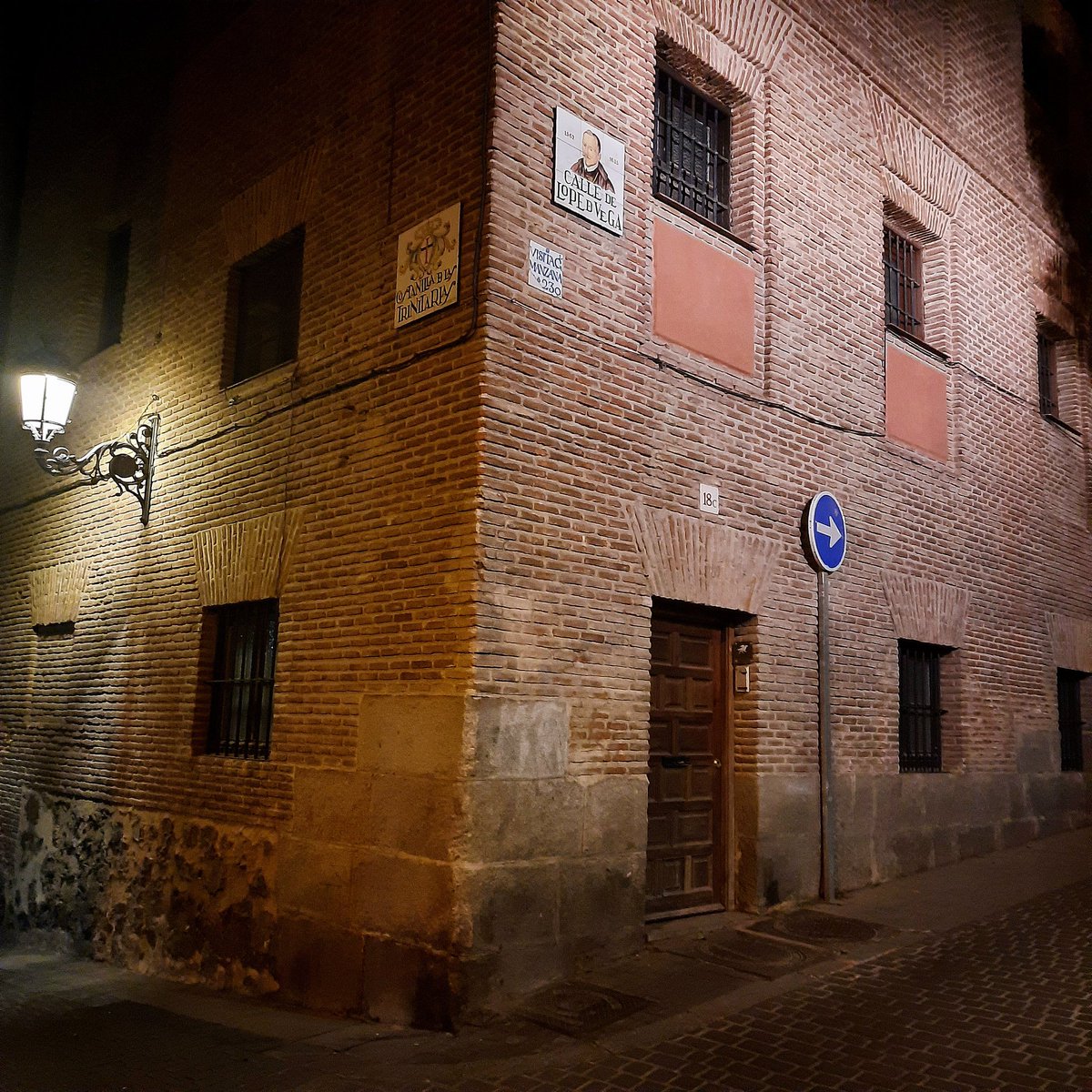 TeuCreic's tweet photo. Caminó al azar. No poseía nada pero era poseído por cualquier parte de la ciudad. Era justo que ahora la ciudad dirigiese su destino..
•
AUTOR: #AynRand, #ElManantial, p. 25
•
IMAGEN: Nada como caminar,
nada como meditar.
La tarde caminaba,
si verla me seguía.
•
#LeeUnLibro 📖 https://t.co/ad1m2sUYSi