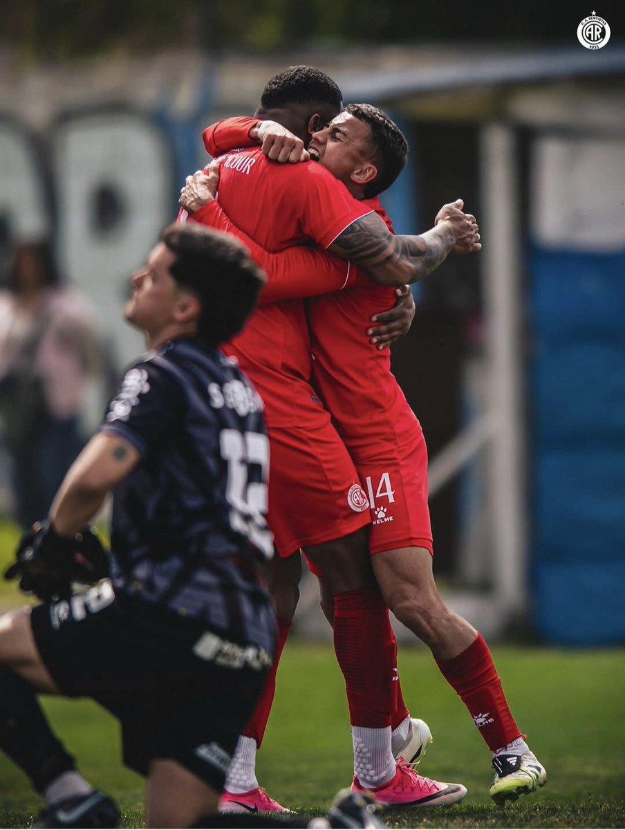 BachsMartin's tweet photo. 🔴🔴 TRIUNFAZO DE
#RENTISTAS : LE GANÓ BIEN 3-1 A URUGUAY MONTEVIDEO Y CRECE EN LA TABLA

SEGUNDA DIVISIÓN

URUGUAY MONTEVIDEO 1-3 RENTISTAS
@umfc1921
@RentistasSad
Parque Ancap. 

Jueces: Felipe Vikonis, Ernesto Hartwig y Carlos Roca. Cuarto juez: Marcio Sierra.

#Goles:
31' Carlos Andrés Sánchez (R) 0-1
41' Douglas Jardel Bittencourt (R) 0-2
67' Lucas Rodríguez (UM) 1-2
95' Michel Silveira (R) 1-3

🔴🔴 #RENTISTAS:
Ramiro Méndez, Nicolás Mallet (84 Juan Pablo Plada), Sebasti��n Diana, Pablo Pírez, Franco Cabrera, Nicolás Pintado, Luis Eduardo Meneses (67 Jean Martínez), Facundo Vega (84 Agustín García), Carlos Sánchez, Horacio Sequeira (67 Lautaro Dufur), Douglas Jardel Bittencourt (76 Michel Silveira).
#DT: Omar Asad.

🔵🔵 URUGUAY MONTEVIDEO:
Lucas Rodríguez, Mathías Abero (82 Rodrigo Marin), Luis Maldonado, Kevin Sotto, Tobías Correa (73 Luciano Minhondo), Guzmán Pereira, Richard Núñez, David Alfaro (62 Emiliano Garcia), Maximiliano Viera (82 Manuel Páez), Rodrígo Muniz (45 Sebastián Camacho), Lucas Nahuel Rodríguez.
#DT: Claudio Rivero.