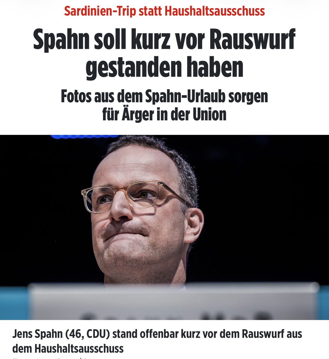 MDiener72345's tweet photo. ##  mal wieder nur kurz vor Rauswurf, was hat er denn gegen Merz und Konsorten in der Hand, denkt doch mal logisch nach !  ##

=>  Maskendeals, Baby - Kauf & Sardinien - Urlaub, nur ein paar Highlights.

In der Unionsfraktion wächst offenbar der Unmut über Jens Spahn (CDU). Der ehemalige Fraktionschef soll nach Informationen des Spiegel und der ARD sogar kurz davor gestanden haben, seinen Sitz im mächtigen Haushaltsausschuss zu verlieren. Der Grund: Spahn verpasste eine wichtige Ausschusssitzung – und tauchte zeitgleich auf Urlaubsfotos aus Sardinien auf.
Die Bilder zeigen den CDU-Politiker mit seinem Baby auf dem Flughafen der italienischen Ferieninsel. Pikant: Währenddessen fand in Berlin eine Sitzung des Haushaltsausschusses statt. Und es war offenbar nicht sein erster Fehltermin. Eine vorherige Sitzung hatte Spahn wegen einer Erkrankung seines Kindes verpasst.
Als kurz darauf die Sardinien-Fotos auftauchten, kippte die Stimmung in Teilen der Fraktion offenbar. Nach Informationen des ARD-Hauptstadtstudios soll in einer späteren Sondersitzung sogar eine Mehrheit der Unions-Haushälter dafür plädiert haben, Spahn aus dem Ausschuss abzuziehen. Der Spiegel berichtet zudem von mehreren Krisengesprächen. Ziel: Ein offener Eklat sollte offenbar verhindert werden.
Besonders brisant ist die Vorgeschichte: Spahn war erst wenige Wochen zuvor als Fraktionschef zurückgetreten, nachdem seine durch Leihmutterschaft zustande gekommene Vaterschaft bekannt geworden war. Sein neuer Posten: der Haushaltsausschuss. Ein mächtiges Gremium, das die Etats aller Bundesministerien kontrolliert. Schon Spahns Wechsel dorthin hatte laut Spiegel bei einigen Abgeordneten der Union für Unmut gesorgt.