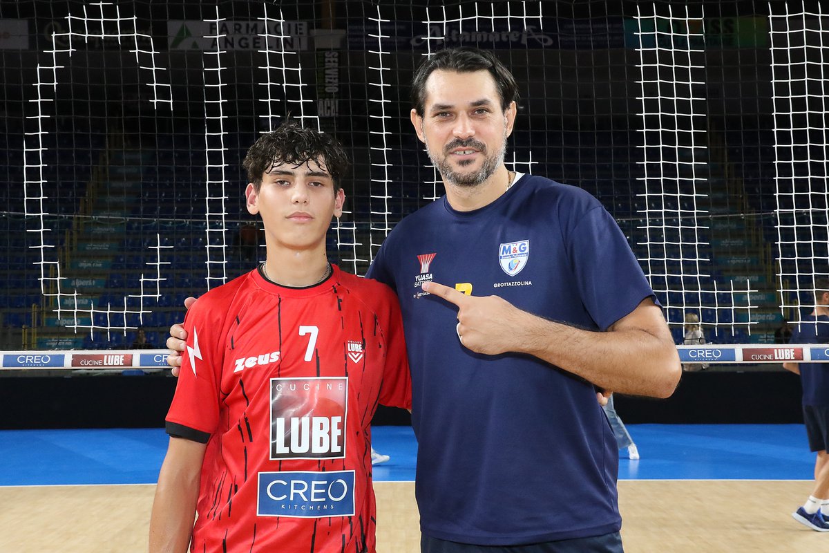 VolleyLube's tweet photo. 🎙️ Le emozioni di Luka e papà Dragan dopo il derby sotto rete
#esserelube #cucinelube #creokitchens
https://t.co/rgVLz9Lg6Y https://t.co/mB9CYgTUgW
