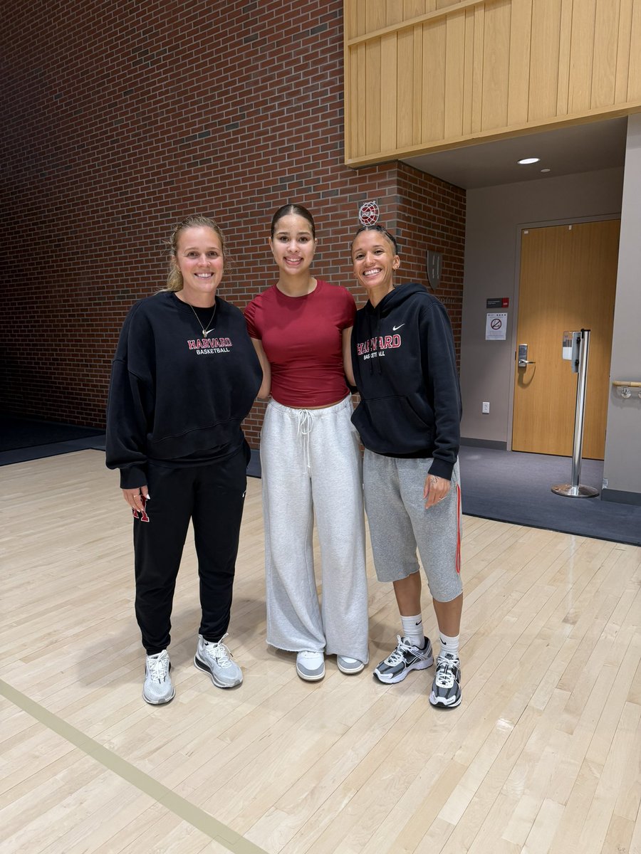 BrynnWard2029's tweet photo. Thank you to the @HarvardWBB staff for a great unofficial visit! I had a great time touring the school and learning more about the program. I’m looking forward to continuing to build our relationship!! @Legends_Bball @BryceMcKey @JDabbs86 @PGH_Ohio https://t.co/daqpbFvg8O