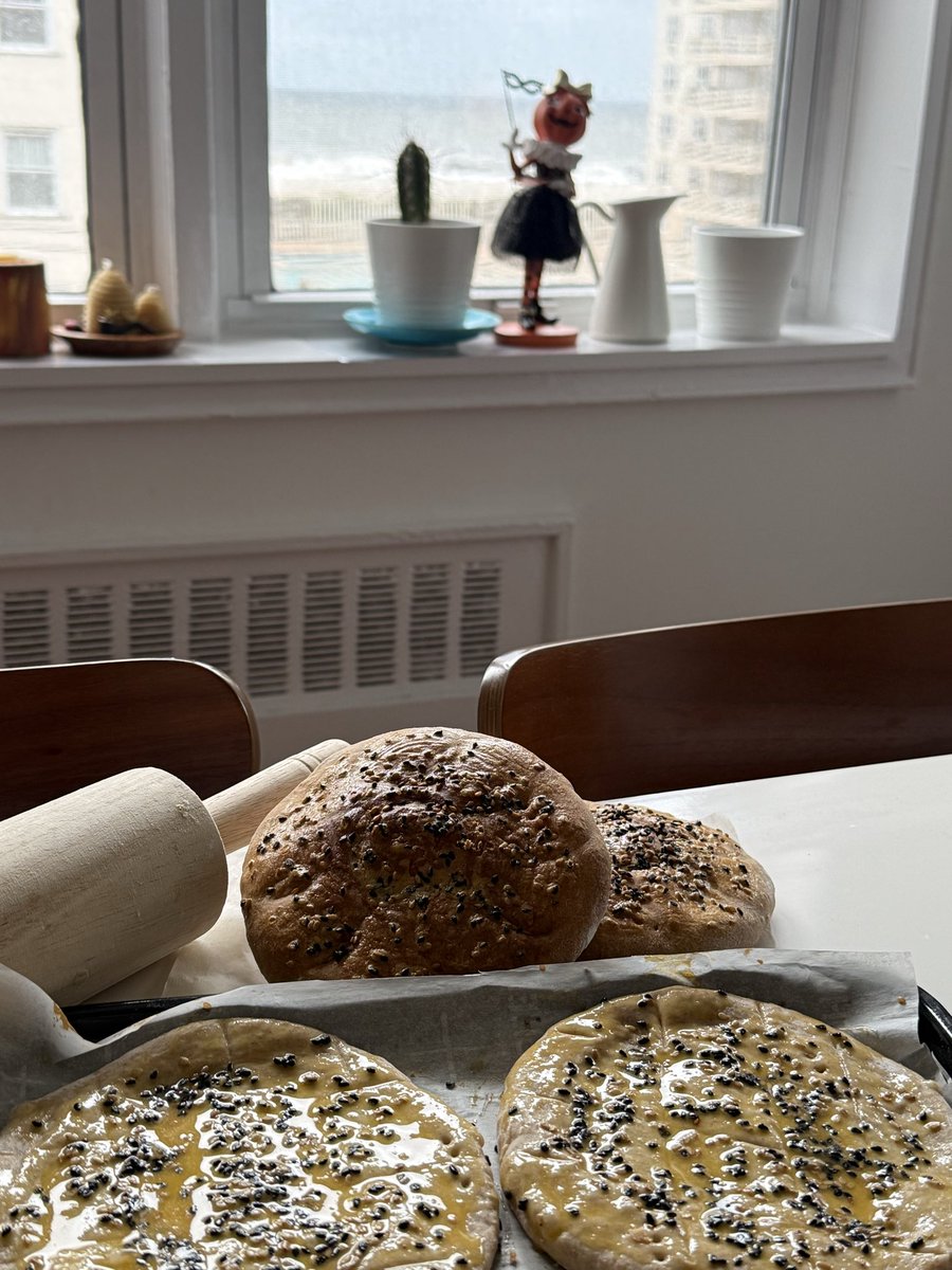 jnahid's tweet photo. İndiki soyuqlar tez başladı bizdə. Mən də təndiri yola saldım, xəmir işin başlatdim. 
İlk işim: işli kökə😋
 #Payiz
#Baking https://t.co/WXUXXMSJ6a