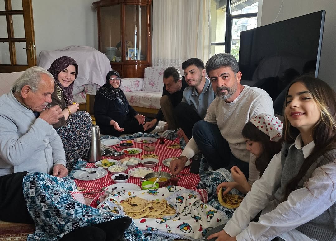 roberto7hkn's tweet photo. Selamünaleyküm, herkese huzur ve mutluluk dolu hayırlı bayramlar dilerim. 🤗 Yazacak çok şey olsa da bu fotoğrafın her şeyi anlattığını düşünüyorum; en güzel bayramlar büyüklerimizle bir arada geçirdiğimiz zamanlardır. Bugünlere kavuştuğumuza ve sağlı... https://t.co/kAfC5ZeBUU