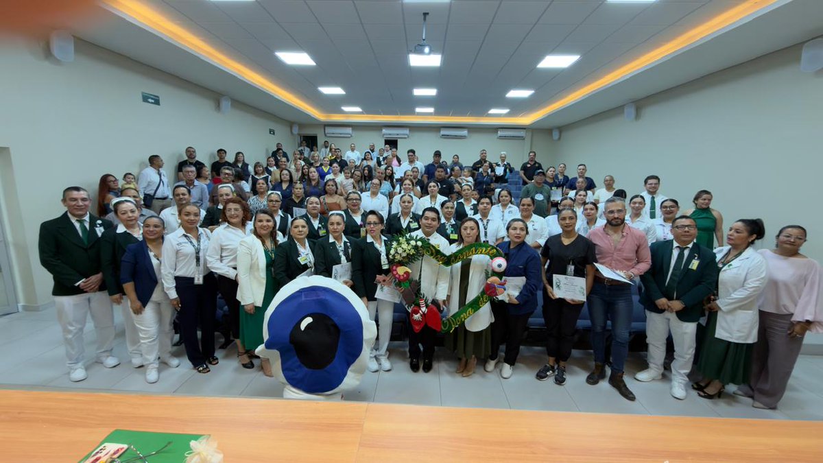 ImssSinaloa's tweet photo. 🫀💚 El #IMSSSinaloa realizó en el HGZ No. 3 de Mazatlán una ceremonia de reconocimiento a familias donadoras, cuya decisión altruista hizo posible brindar esperanza y nuevas oportunidades de vida. 🤝✨ https://t.co/XSPk7lXcUr