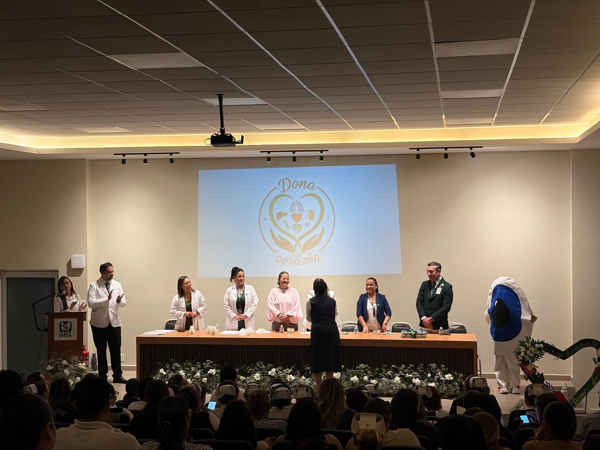 ImssSinaloa's tweet photo. 🫀💚 El #IMSSSinaloa realizó en el HGZ No. 3 de Mazatlán una ceremonia de reconocimiento a familias donadoras, cuya decisión altruista hizo posible brindar esperanza y nuevas oportunidades de vida. 🤝✨ https://t.co/XSPk7lXcUr