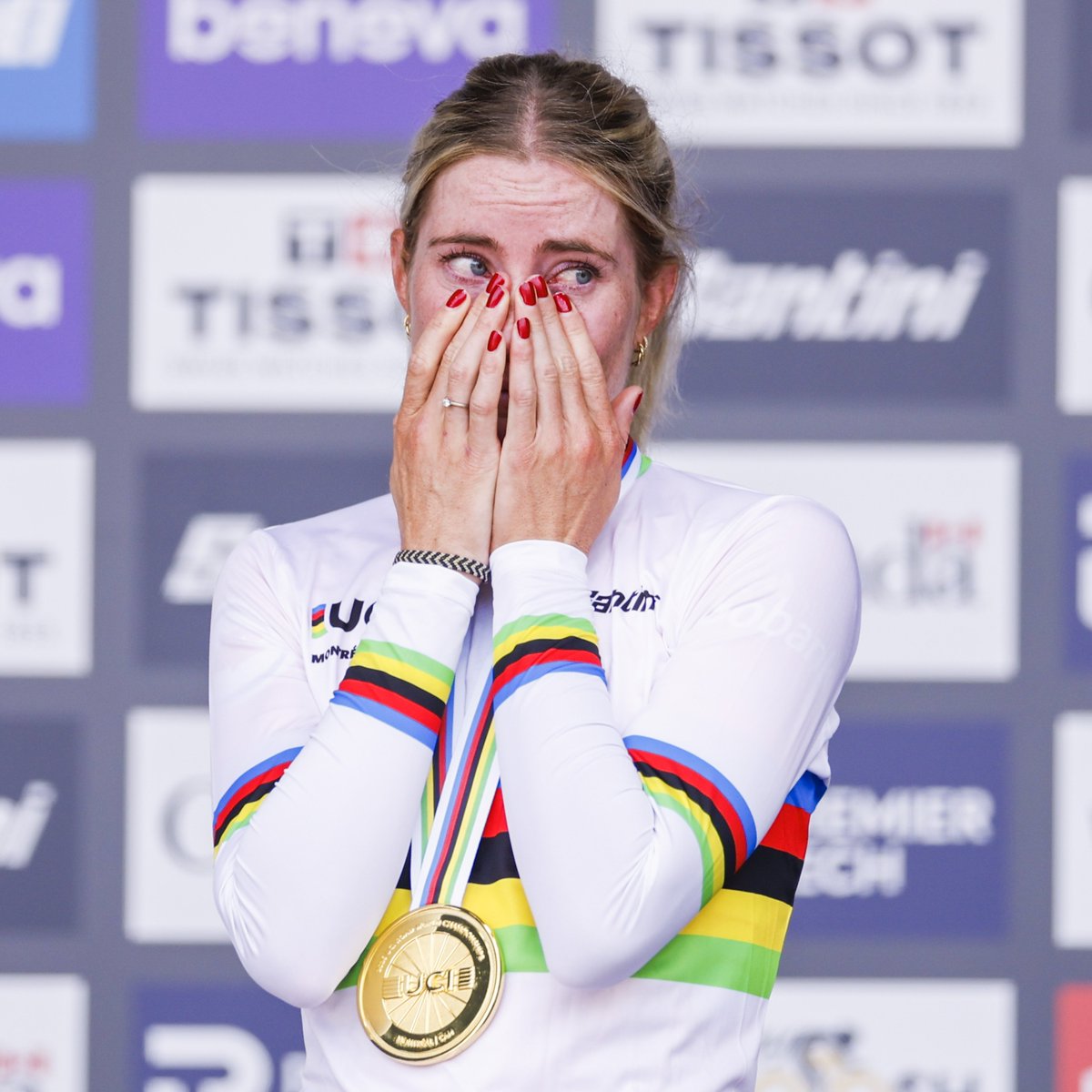 TeamNLtweets's tweet photo. Na een aantal mislukte WK’s, klaart de lucht op en ontstaat daar de regenboog 🌈

Wereldkampioen Demi Vollering mag een jaar lang de regenboogtrui dragen ✨

#TeamNL https://t.co/Uy0HgdKtzk