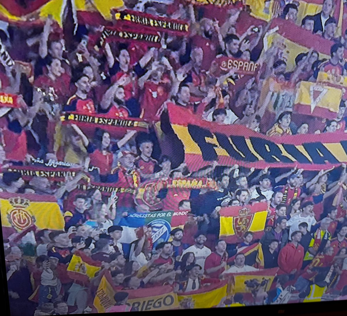 XerecismoEnVena's tweet photo. Acabo de ver una bandera del @XerezDFC de la Peña Xerecistas Por El Mundo durante el himno de España en Inglaterra 

Me habéis alegrado la noche https://t.co/fzaezHcPZl
