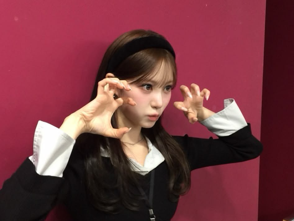 flyingricee's tweet photo. i need more liv cat pose pic man https://t.co/eLDgtnKT5B