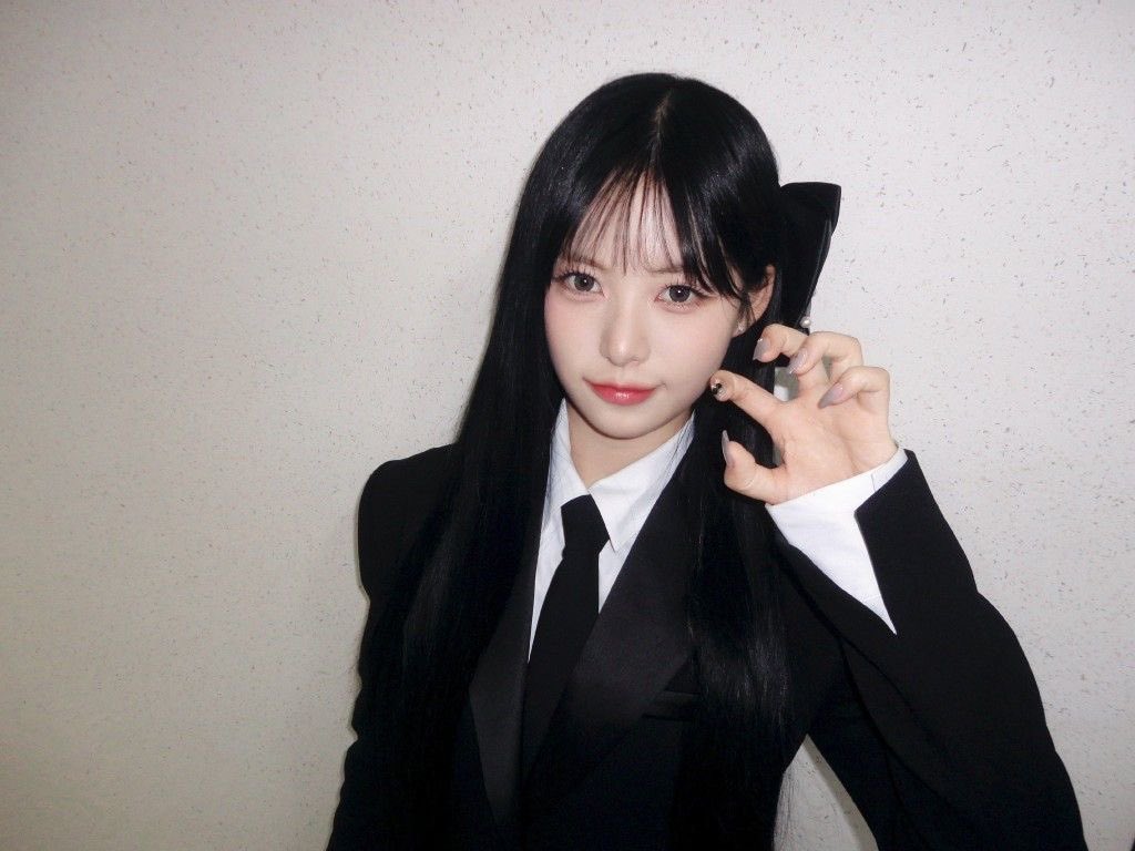 flyingricee's tweet photo. i need more liv cat pose pic man https://t.co/eLDgtnKT5B