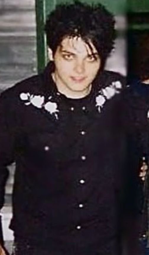 limestonewalls's tweet photo. i really love this brief era of bullets gerard where she was growing out the spikes and she had this cute fringe. baby your karen look is so cute give it a few more months and you will have your beautiful bob https://t.co/yVIegr8OGI