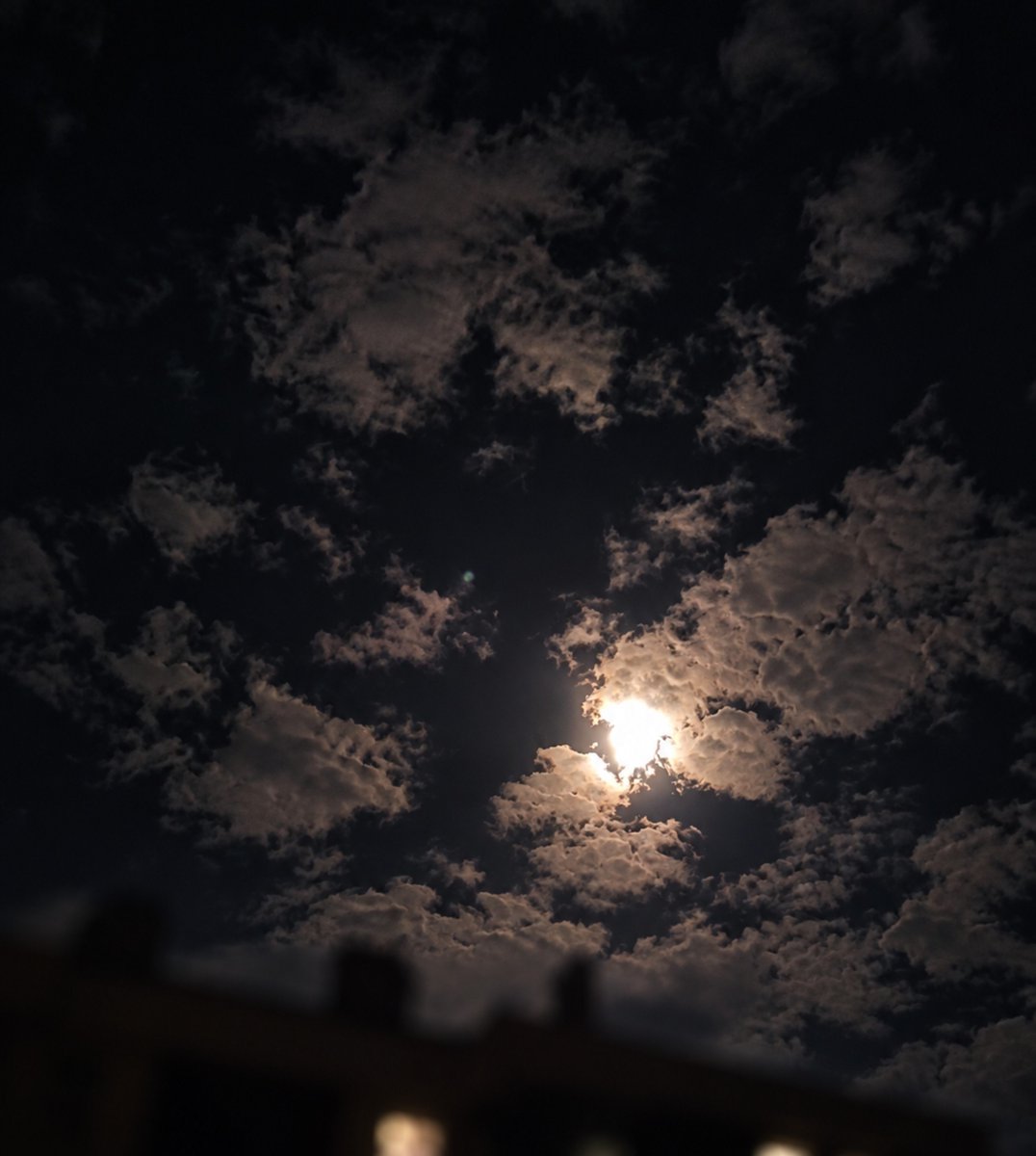 EsRa1581135's tweet photo. Gece, ay ve gökyüzünün sessiz masalı ☺️📸🌕

#Kadrajımdan 
#KoçDolunayı 
#Gece 
#Masal 
#Sessizlik https://t.co/UMqFwdbAtu