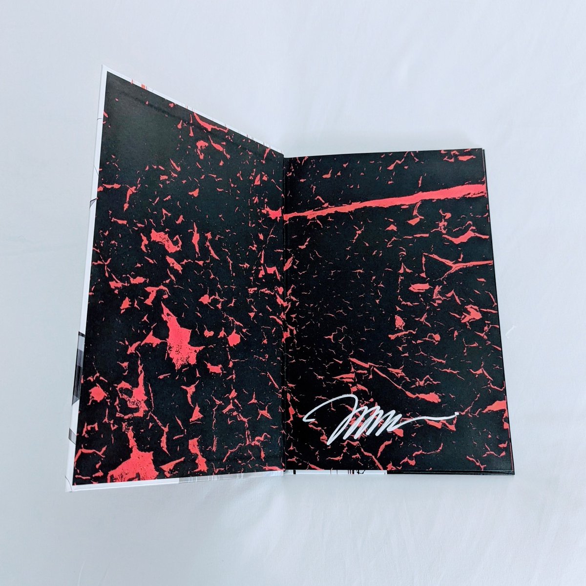 RedxCarbon's tweet photo. Batman the Legacy Cowl Hard Cover signed by the Legendary @JimLee at @baltimorecomics 

#BatCowls #BatCowlsForever https://t.co/Ns4IJyET63