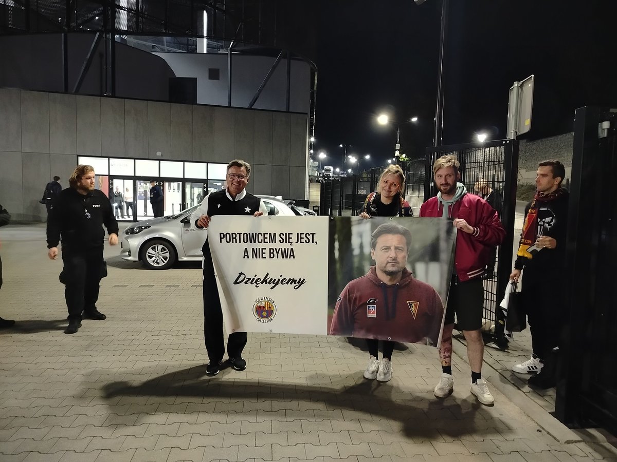 s_szczytkowski's tweet photo. Kosta Runjaic obdarowany transparentem, wstrzymał autokar Udinese, aż do ostatniego zdjęcia z kibicami pod stadionem. Klasa. https://t.co/KpmrpL3n7M