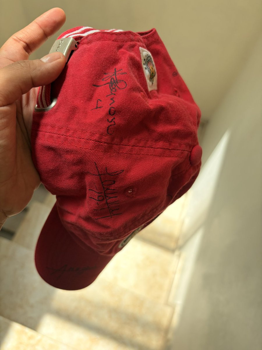 piastrilechlmt's tweet photo. Mi hermana me dijo que teníamos una gorra de chivas guardada por ahí y me encontré con esta joya jajajaja https://t.co/VbIj68cjpn