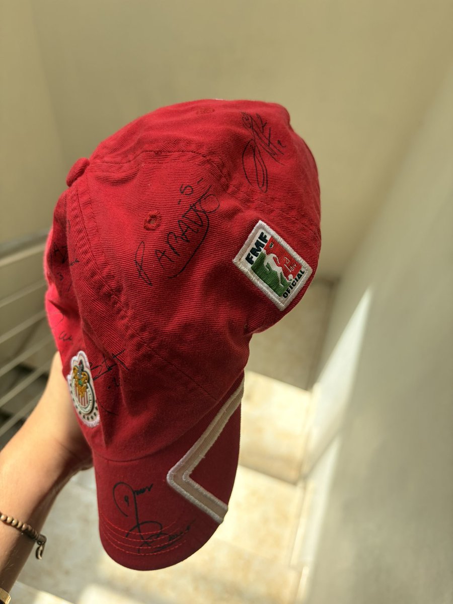 piastrilechlmt's tweet photo. Mi hermana me dijo que teníamos una gorra de chivas guardada por ahí y me encontré con esta joya jajajaja https://t.co/VbIj68cjpn