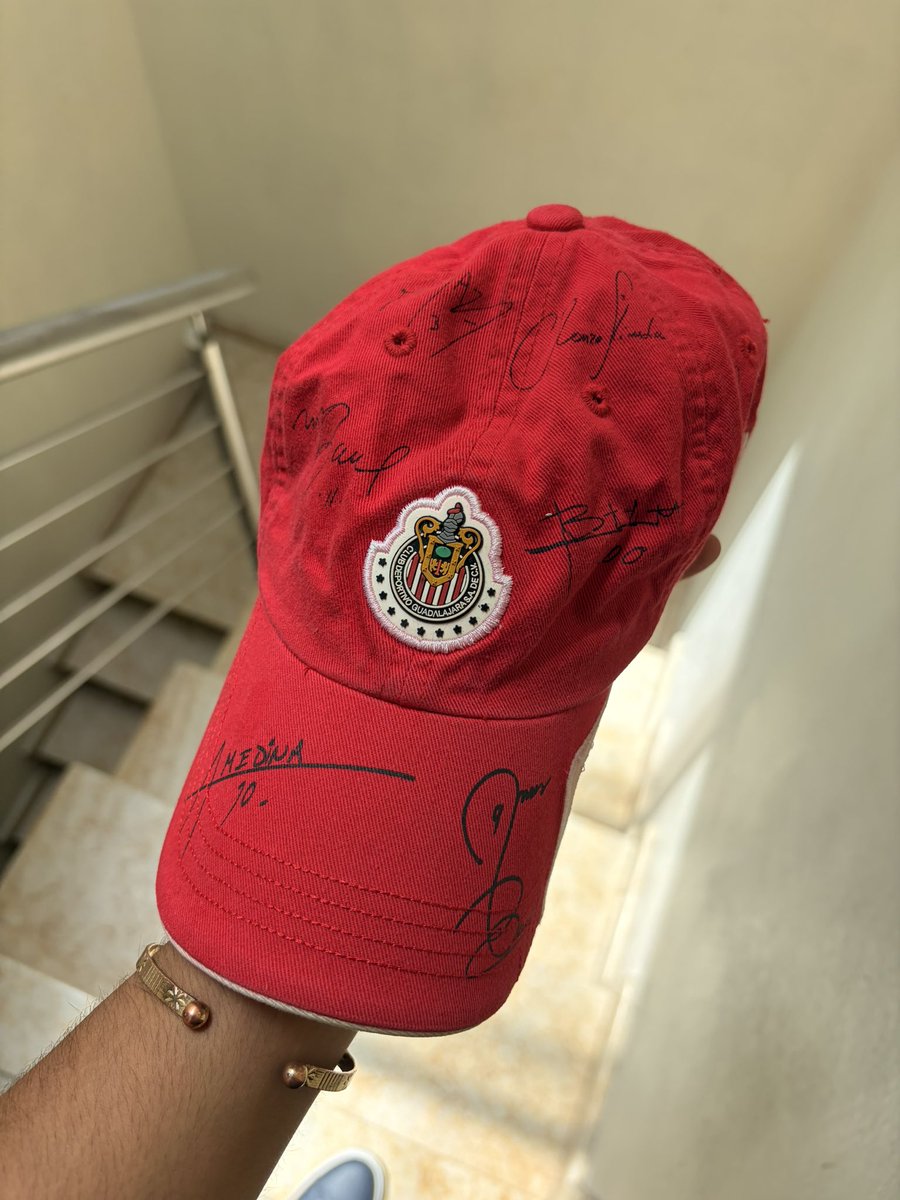 piastrilechlmt's tweet photo. Mi hermana me dijo que teníamos una gorra de chivas guardada por ahí y me encontré con esta joya jajajaja https://t.co/VbIj68cjpn