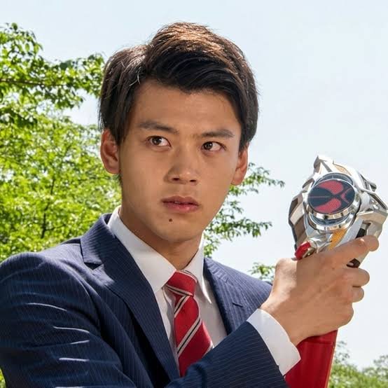 kamenridervalen's tweet photo. ryoma takeuchi's portfolio is so funny Yeah i played the legendary yakuza who's called dragon of dojima and also i was a kamen rider who is a police officer https://t.co/dfAbGqAsqy